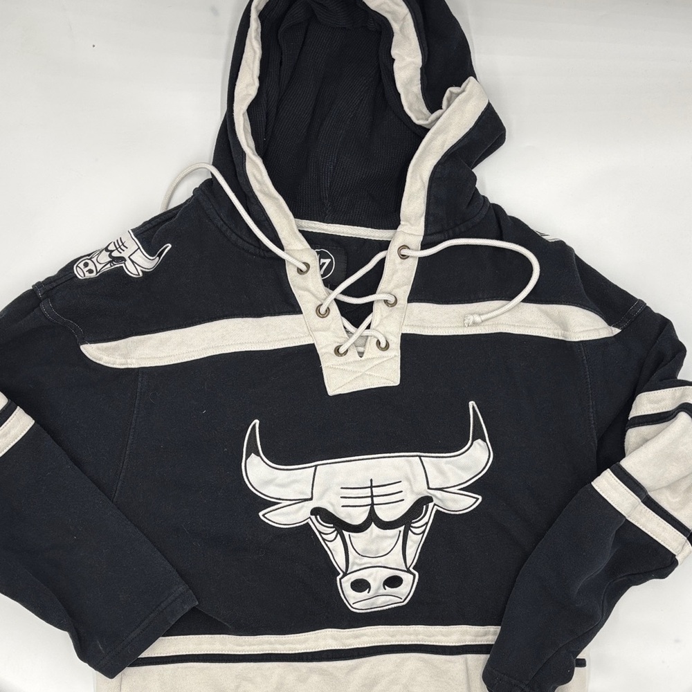 47 Chicago Bulls NBA Superior Lacer Hoodie in Jet Black